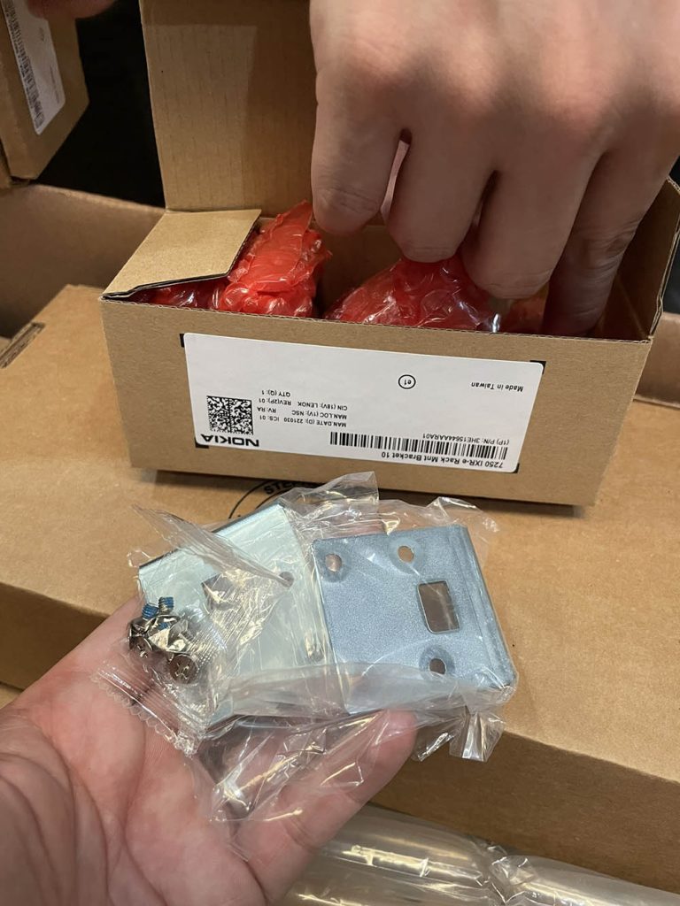 7250 IXR-e Rack Mnt Bracket 10